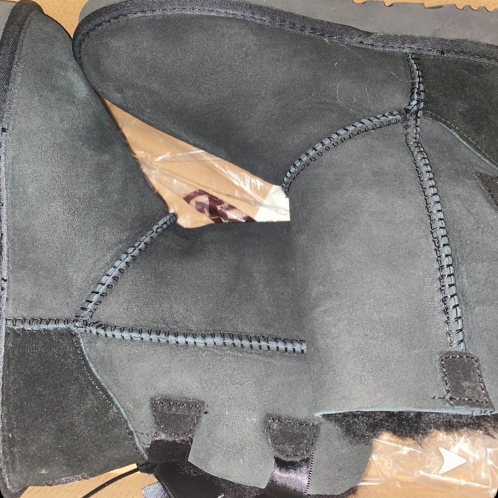 BRAND NEW 2 BOW BLACK UGG BOOTS